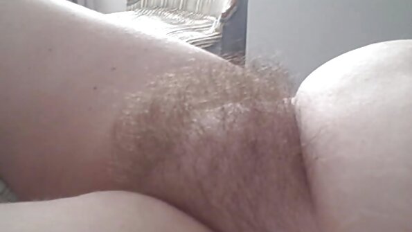 Busty गोरा आणि श्यामला मित्र शेजारी शेजारी दणका