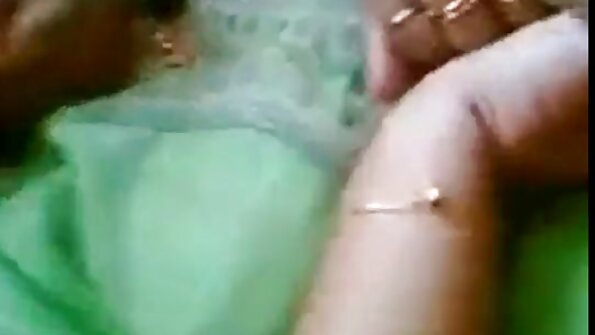 एक कामुक परिचारिका ज्याची मोठी गांड आणि छान स्तन आहेत ती चोखत आहे