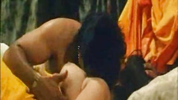 नाभी छेदन सह गरम wench धन्यवाद माणूस कार दुरुस्ती साठी संभोग करून
