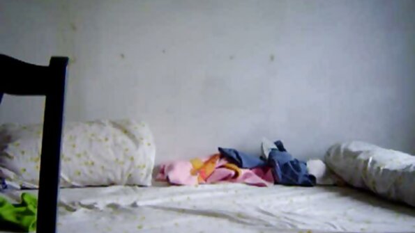 दोन स्त्रिया डेस्कच्या वर आहेत, पुच्ची चाटत आहेत आणि सेक्स टॉय वापरतात