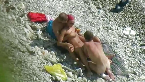 या व्हिडिओ मध्ये दोन महिला कामुक आणि कामुक मार्गाने लंड चोखत आहेत