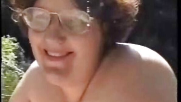 फिकट स्तन असलेला एक गोरा तलावाच्या बाहेर आवडत आहे