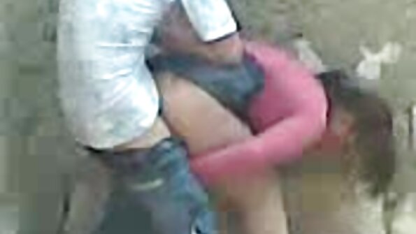 खडबडीत मुलगा नोकरी मिळाल्यानंतर त्याच्या बस्टी गोरी सावत्र आईला धक्का देतो