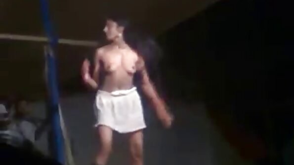 मुली कॉटेजमध्ये बाहेर असताना मद्यधुंद होतात आणि मग ते चोदतात