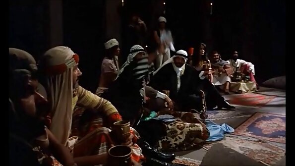 लहान, लवचिक आशियाई बेबला त्रिशंकू स्टडने टक्कर दिली