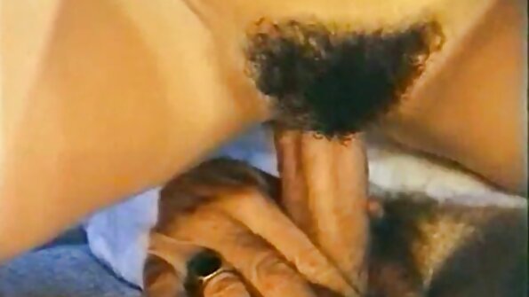 मोठ्या नॉकर्स असलेल्या गोराला वर्गात टिट फक मिळत आहे
