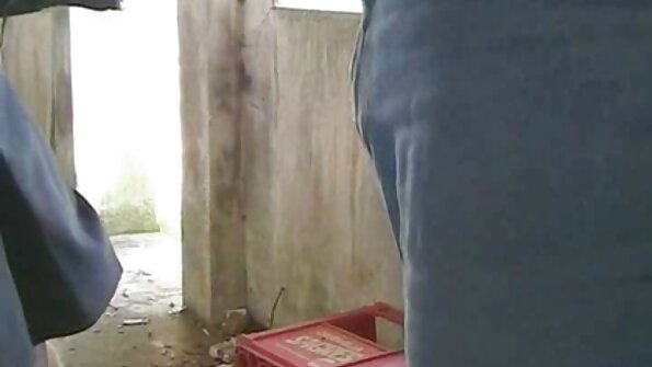 मोठे स्तन असलेली गोरी बेब चोखते आणि तिचे स्टड मारते