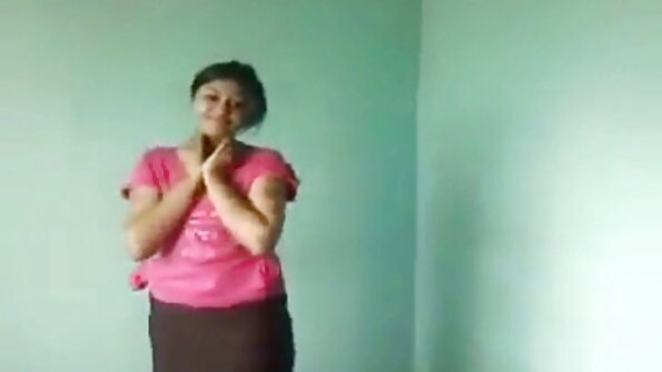Busty मुलगी आणि स्नायू असलेला माणूस बेडरूममध्ये छान रात्र घालवतो